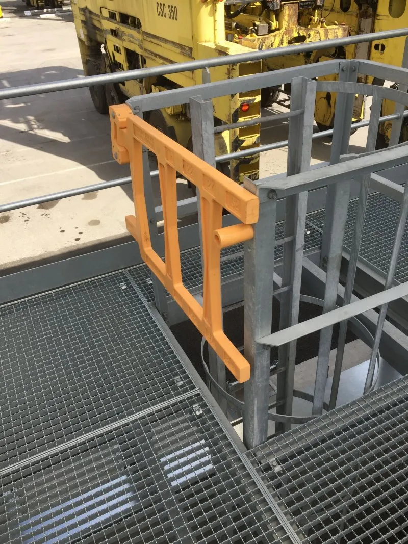 Gravity closing gate